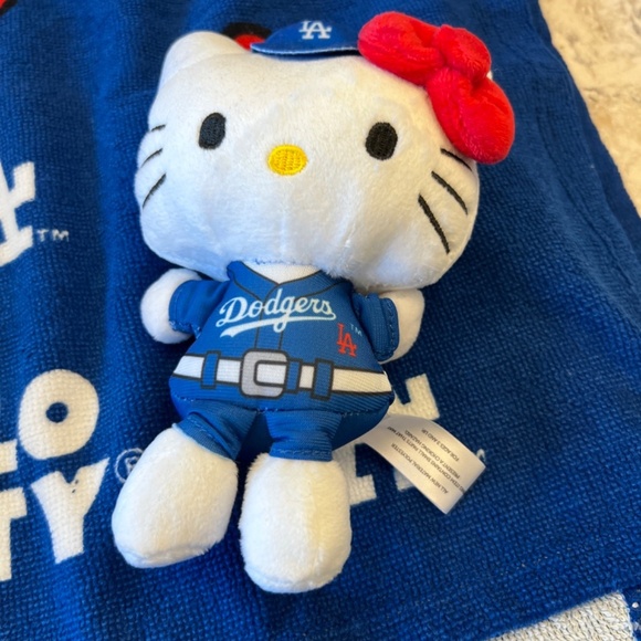 New Hello Kitty Sanrio  Towel and Doll from Los Angeles  Dodgers - Picture 2 of 8